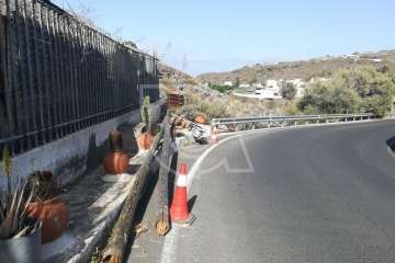 Luminaria en el suelo en la carretera de Lomo Magullo (Foto TA)